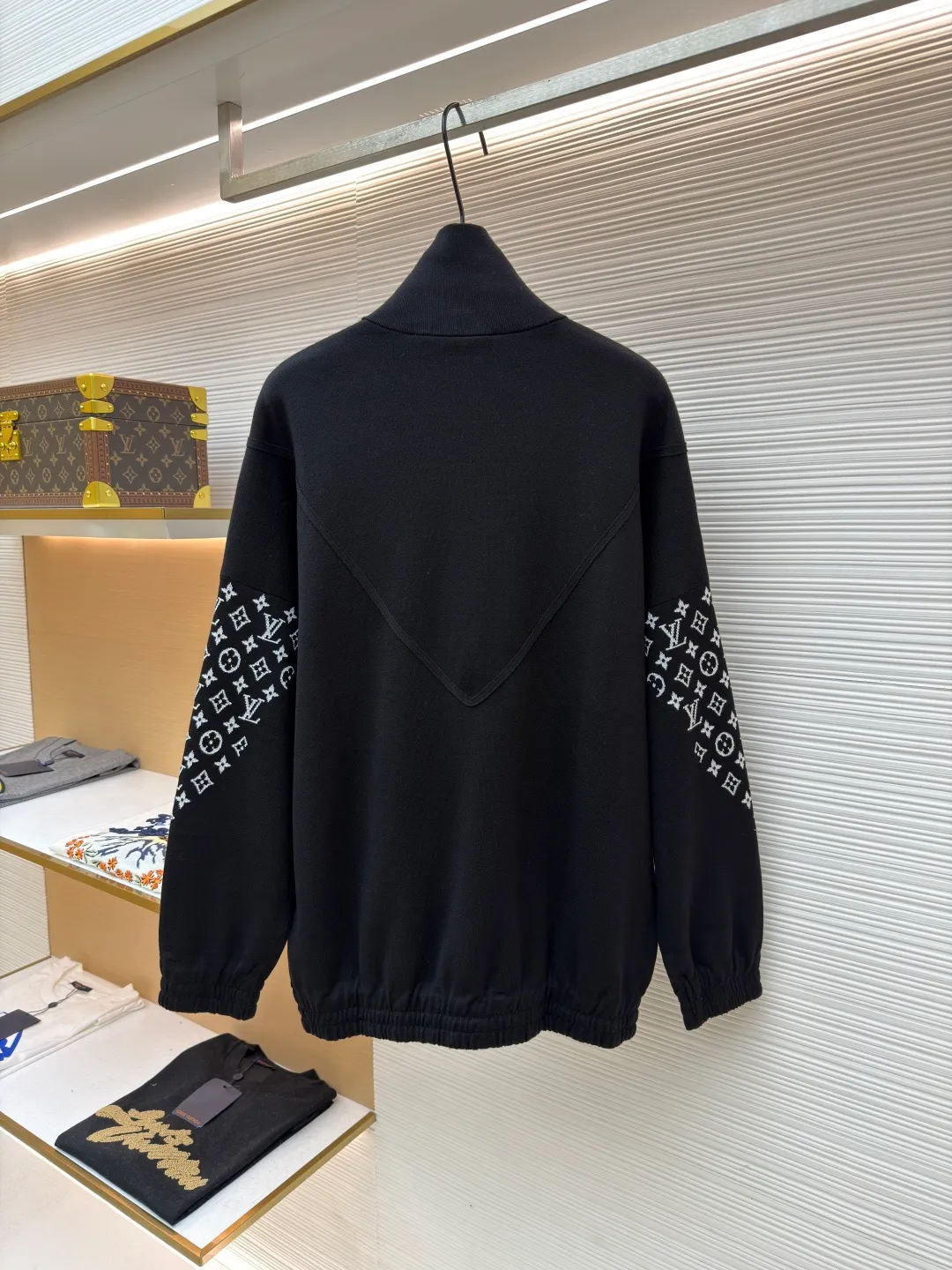 LOUIS VUITTON Monogram element knitted zipper jacket ●Original version: 33000 purchased and developed ●Item number: 1681591-C80 ●Fabric: cotton fabric ●Technology: knitted ●Color: black ●Version: Fitted version ●Weight: about 605 grams ●Size: S-M-L-XL ●Description: This black jacket is made of high-density cotton blended fabric, which feels thick and crisp, and is both soft and wear-resistant. The stand-up collar design and metal zipper are both warm and neat. The classic presbyopia pattern on the sleeves uses fine jacquard technology, and the pattern is three-dimensional and clear, highlighting brand recognition. The body is designed for a loose fit and has a smooth cut for comfort and freedom of movement. There are large pockets on both sides of the front placket, taking into account both practicality and decoration. The inside of the collar and cuffs are double-line reinforced to enhance durability. The brand logo on the chest uses precision embossing technology, and the surface is multi-layered to give it a uniform luster, which contrasts sharply with the black fabric. The inside is neatly hemmed with no excess threads, reflecting the exquisite sewing craftsmanship. The overall design is simple and elegant, with exquisite details. From fabric selection to hardware accessories, every aspect reflects the pursuit of quality. It is an ideal choice for daily wear and outdoor travel. The overall wiring is straight and delicate, the fabric is comfortable and soft, and the color is consistent without color difference. It can be matched with the same style to create a fashionable look and control various occasions. Customized accessories, complete with three standards, same style for men and women!
